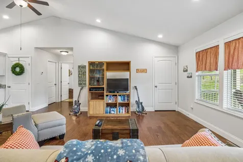 2 Hickman Creek Road, N Hickman TN 38567