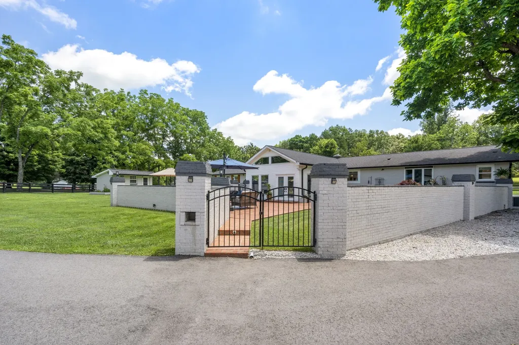 904 Highway 48, S Dickson TN 37055