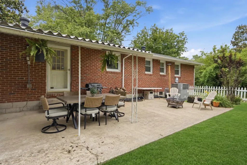 5004 W Durrett Drive Nashville TN 37211