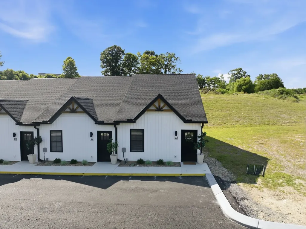 141 Deer Valley Drive E Gordonsville TN 38563