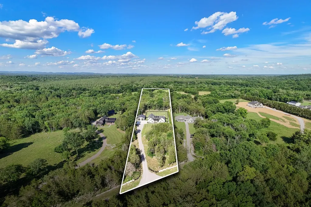 2207 Carpenter Bridge Road Columbia TN 38401