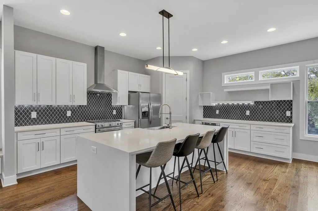 525 31st Ave, N Nashville TN 37209