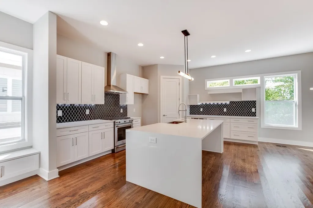 525 31st Ave, N Nashville TN 37209