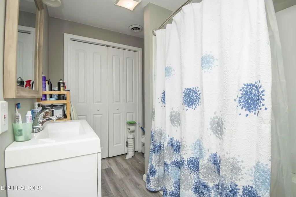 325 W Hills Drive Lenoir City TN 37771