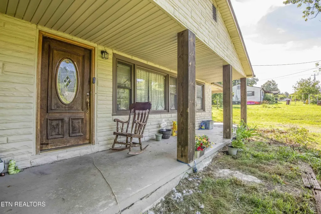 325 W Hills Drive Lenoir City TN 37771