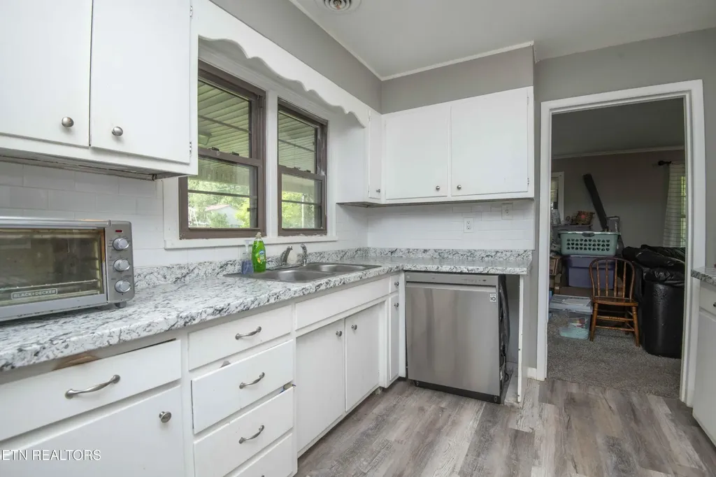 325 W Hills Drive Lenoir City TN 37771
