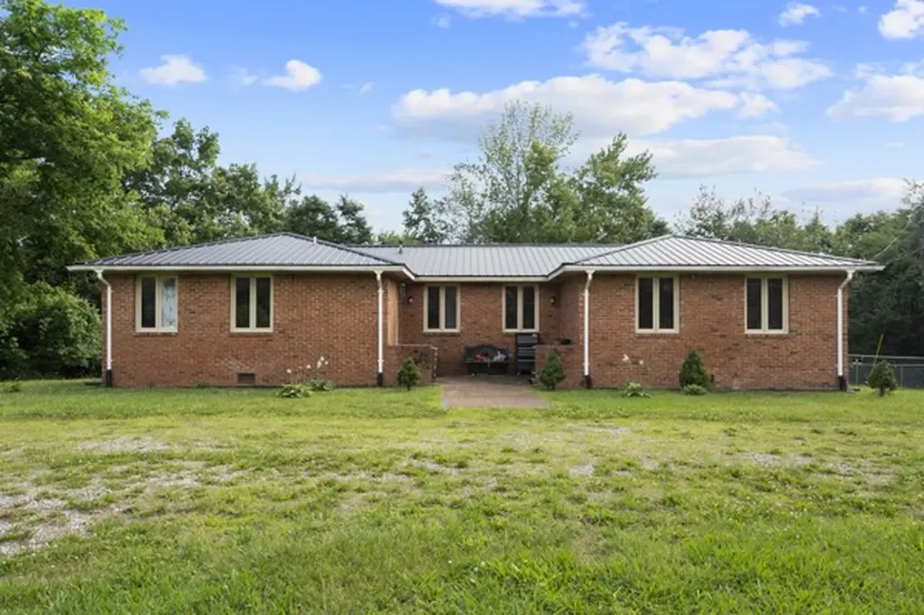 384 Columbia Avenue Centerville TN 37033