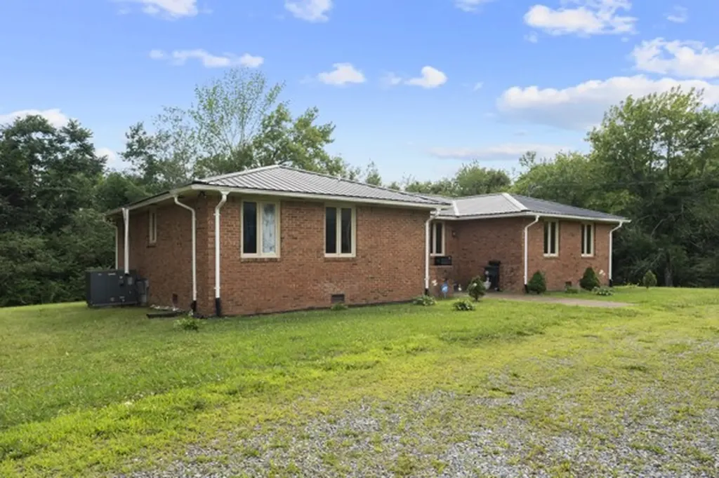 384 Columbia Avenue Centerville TN 37033