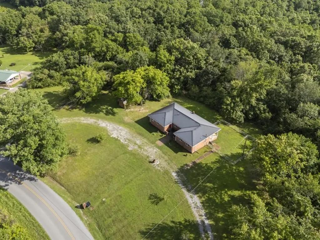 384 Columbia Avenue Centerville TN 37033