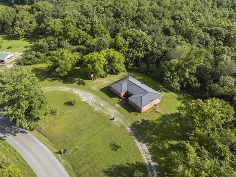 384 Columbia Avenue Centerville TN 37033