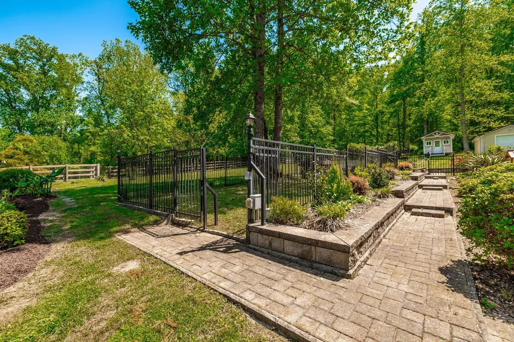 8909 Highway 100 Nashville TN 37221