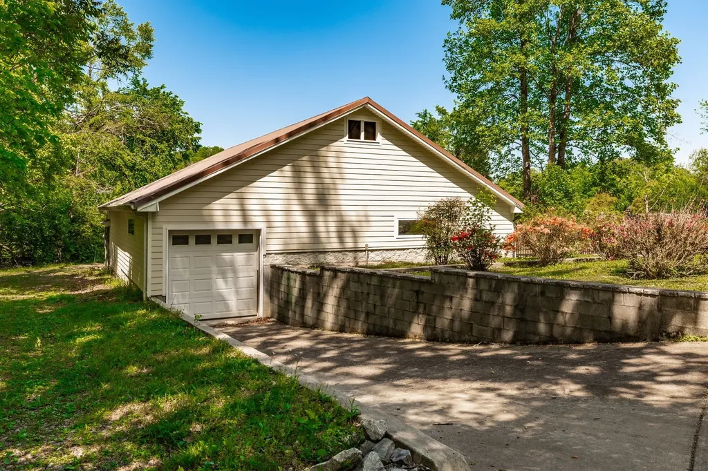 8909 Highway 100 Nashville TN 37221