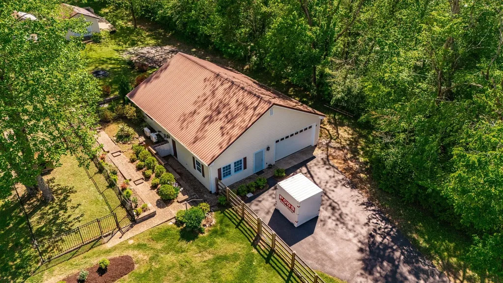 8909 Highway 100 Nashville TN 37221
