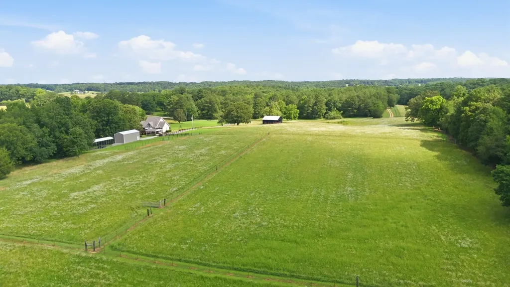 1955 Trace Creek Road Mc Ewen TN 37101