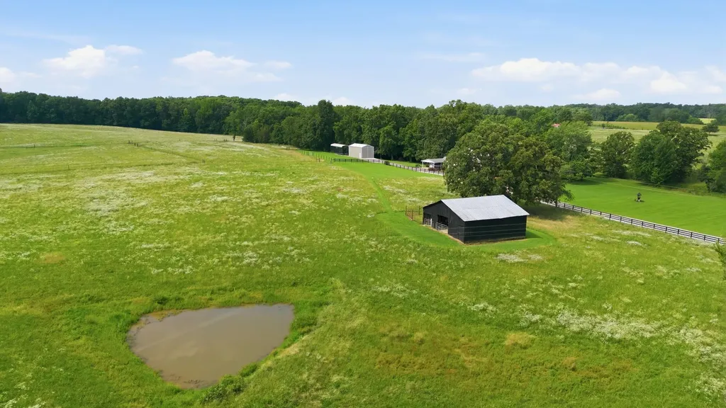 1955 Trace Creek Road Mc Ewen TN 37101