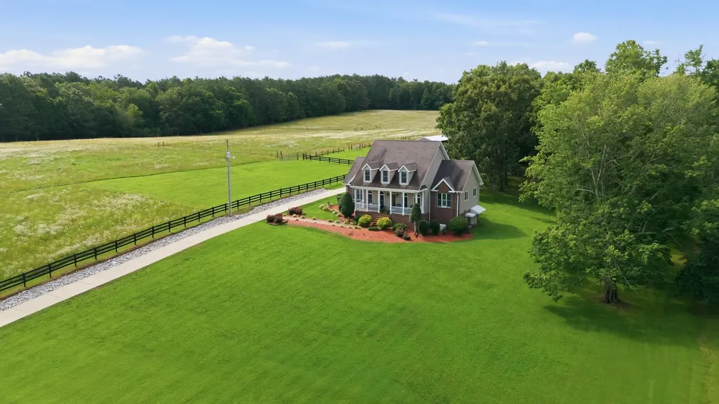 1955 Trace Creek Road Mc Ewen TN 37101
