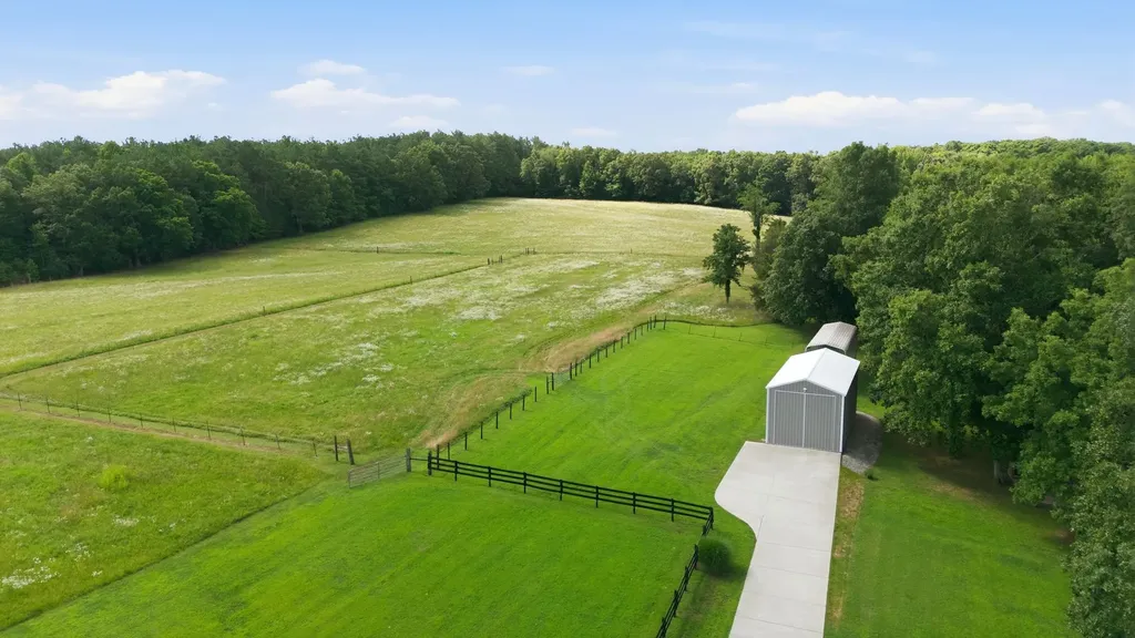 1955 Trace Creek Road Mc Ewen TN 37101