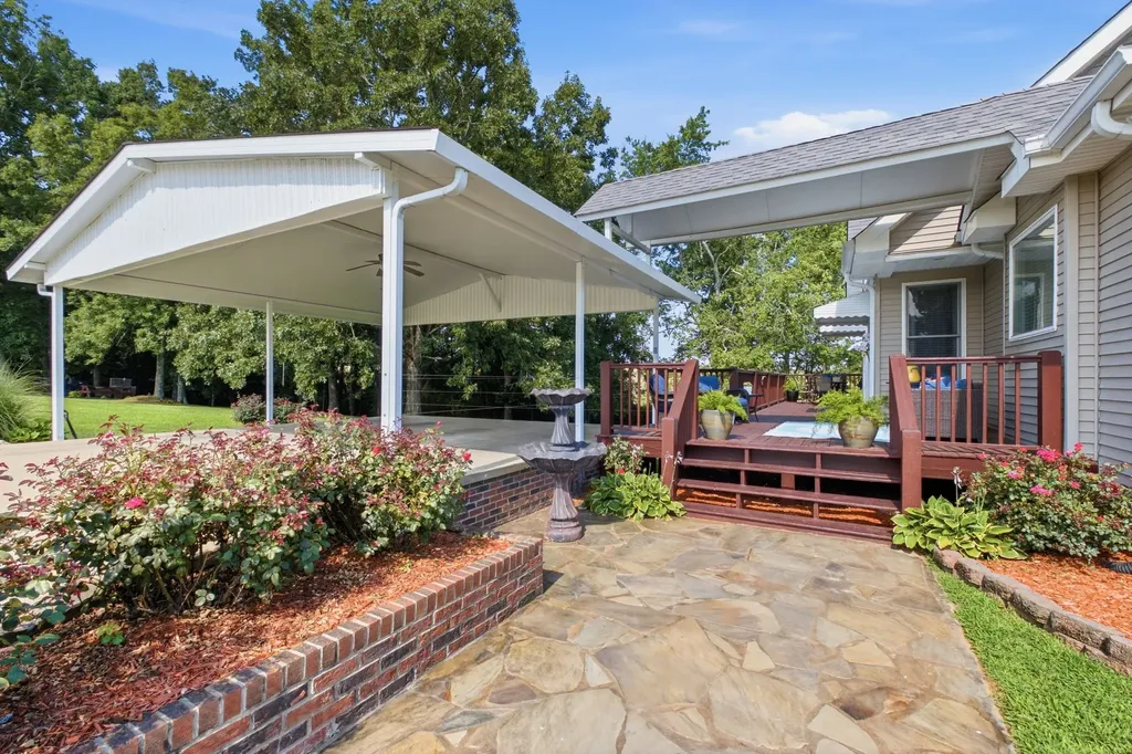 1955 Trace Creek Road Mc Ewen TN 37101