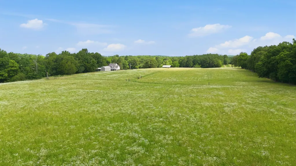 1955 Trace Creek Road Mc Ewen TN 37101