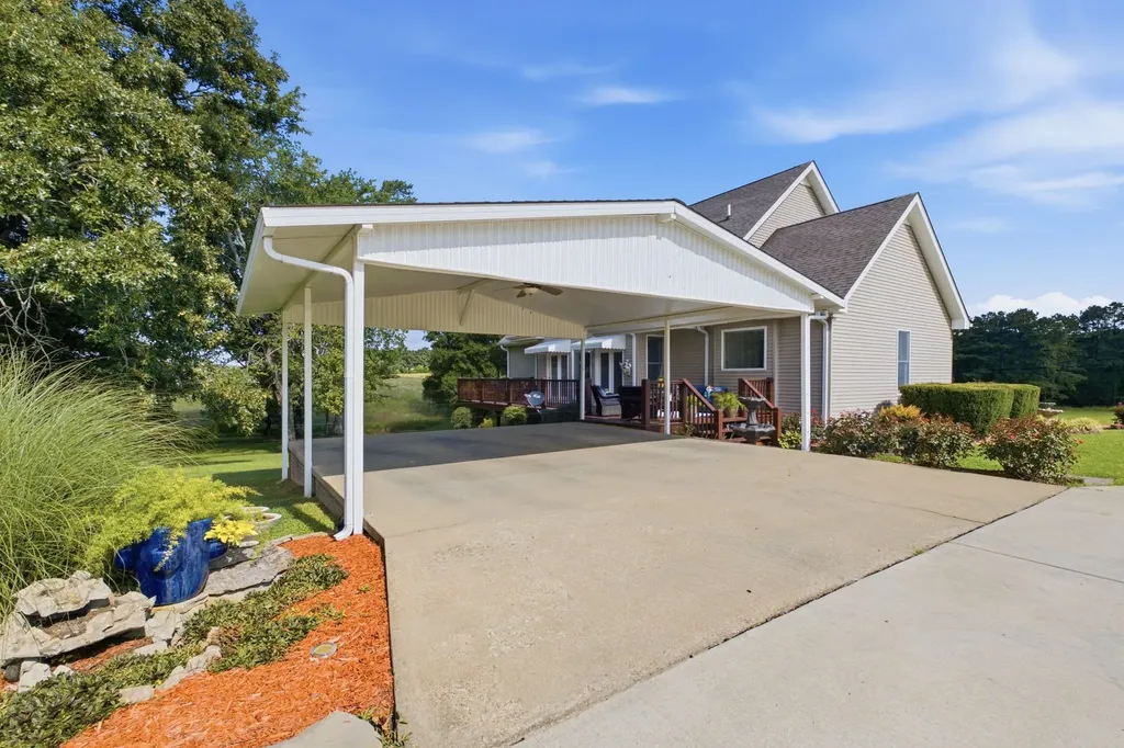 1955 Trace Creek Road Mc Ewen TN 37101