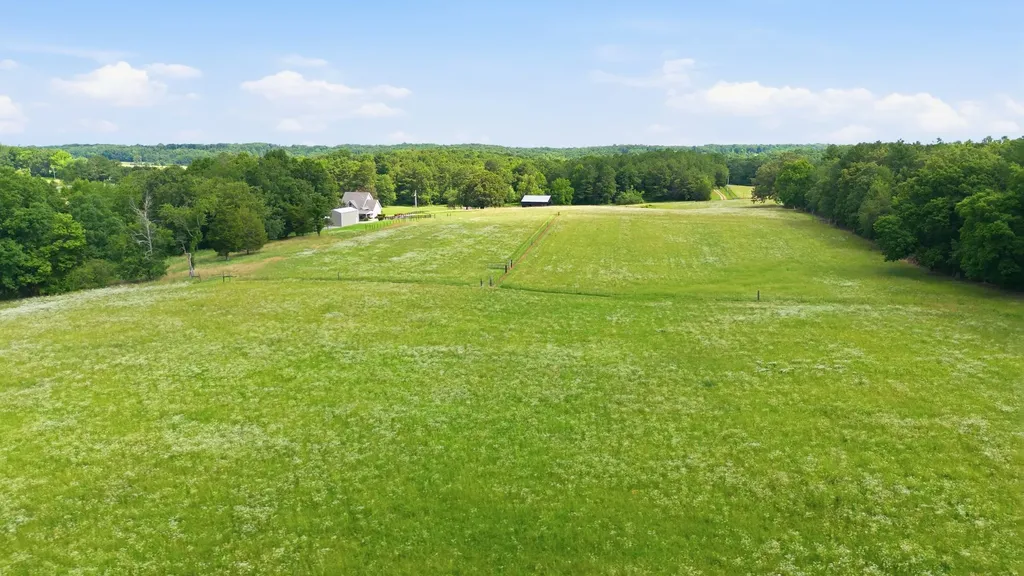 1955 Trace Creek Road Mc Ewen TN 37101