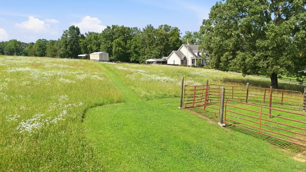 1955 Trace Creek Road Mc Ewen TN 37101