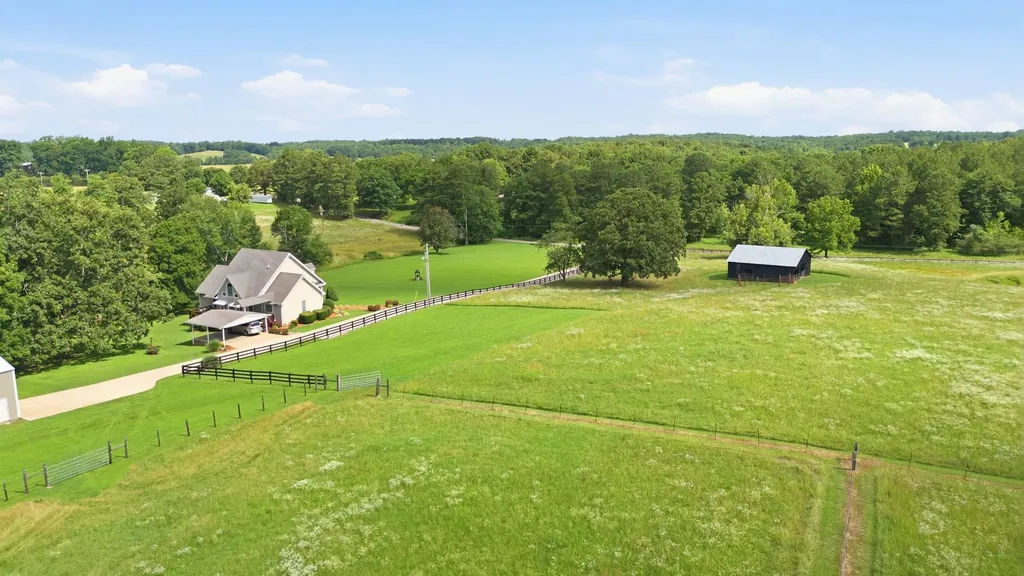 1955 Trace Creek Road Mc Ewen TN 37101