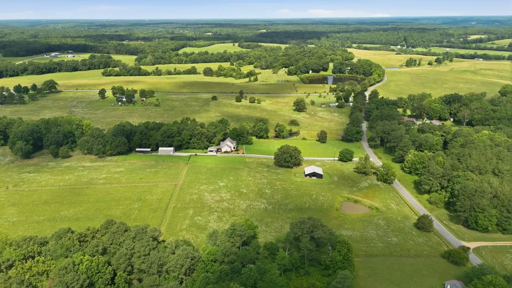 1955 Trace Creek Road Mc Ewen TN 37101