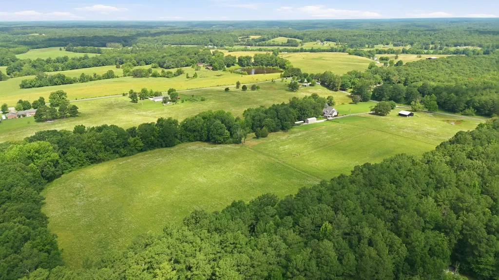 1955 Trace Creek Road Mc Ewen TN 37101