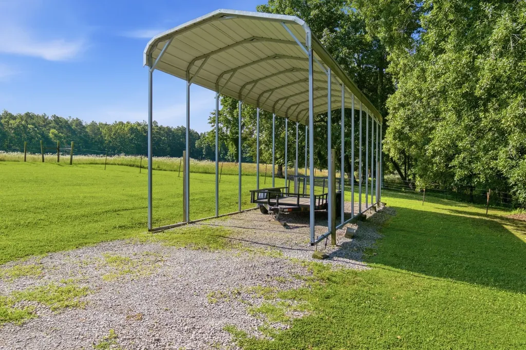 1955 Trace Creek Road Mc Ewen TN 37101