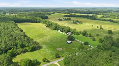1955 Trace Creek Road Mc Ewen TN 37101