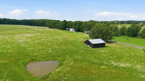 1955 Trace Creek Road Mc Ewen TN 37101