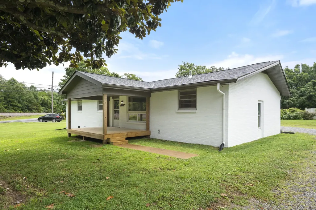 1156 Chestnut Drive Burns TN 37029