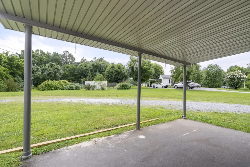 1156 Chestnut Drive Burns TN 37029
