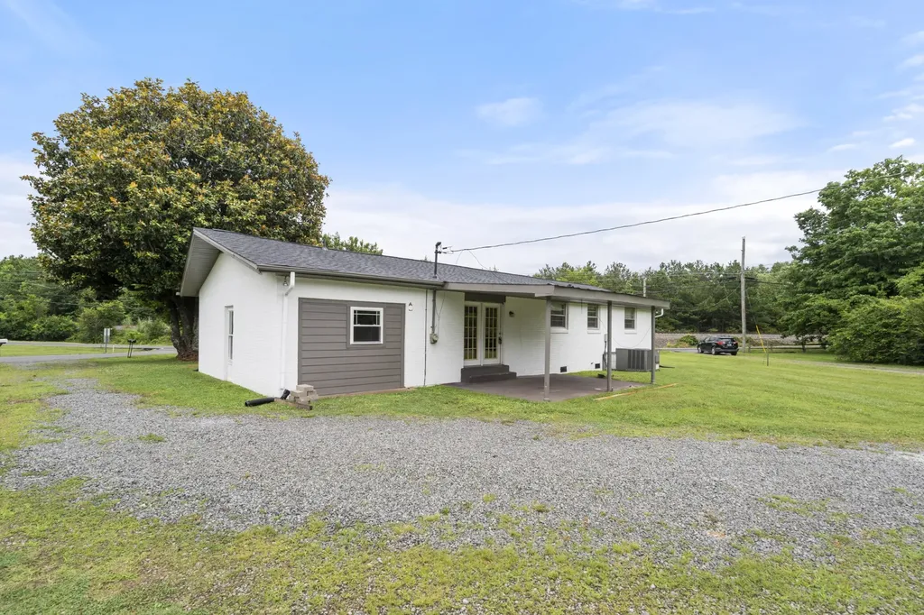 1156 Chestnut Drive Burns TN 37029
