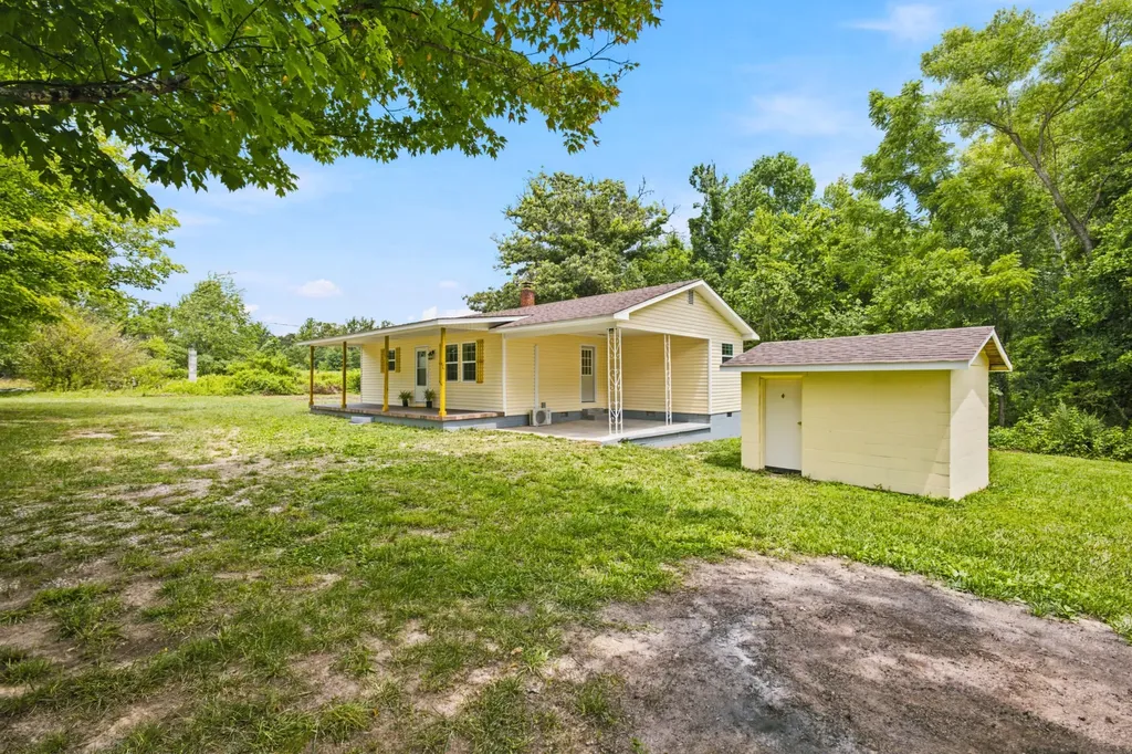 5530 Nashville Highway Deer Lodge TN 37726