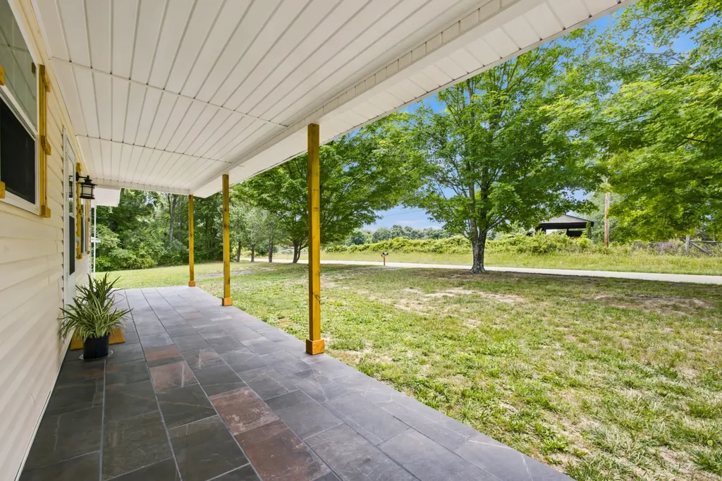 5530 Nashville Highway Deer Lodge TN 37726