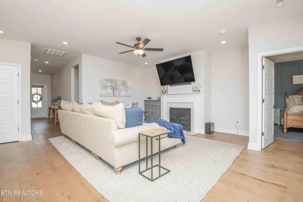 471 Sugar Maple Trail Lenoir City TN 37771