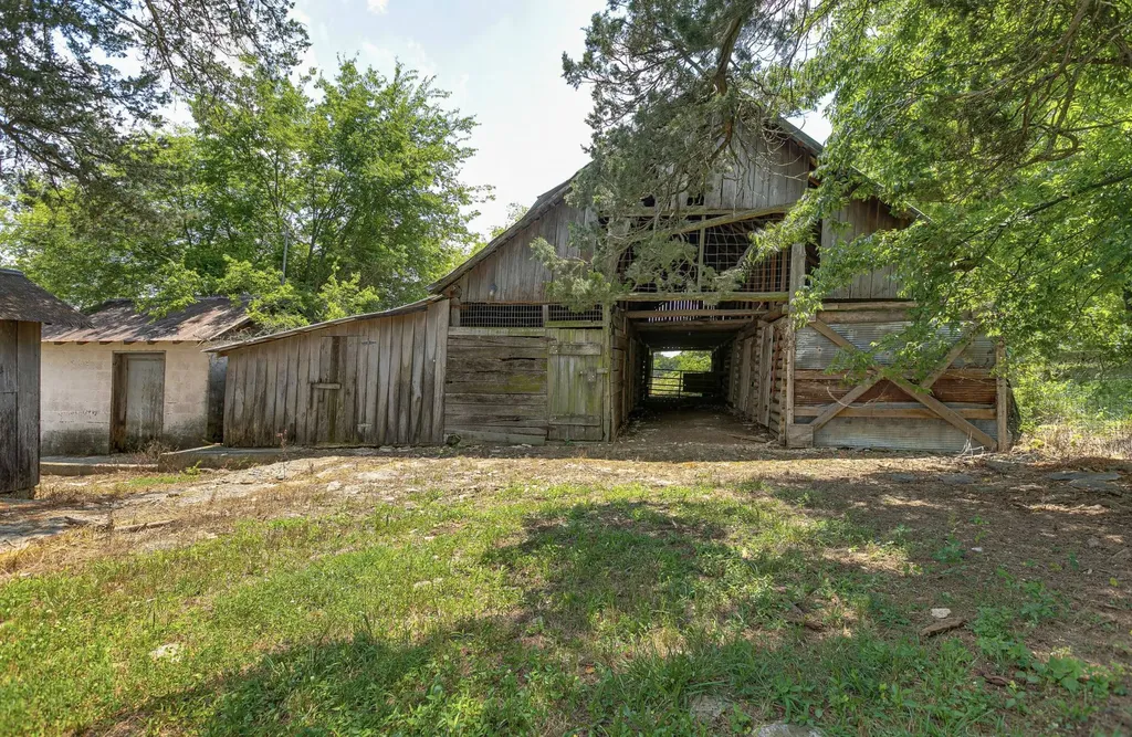 3008 Luke Moser Road Columbia TN 38401