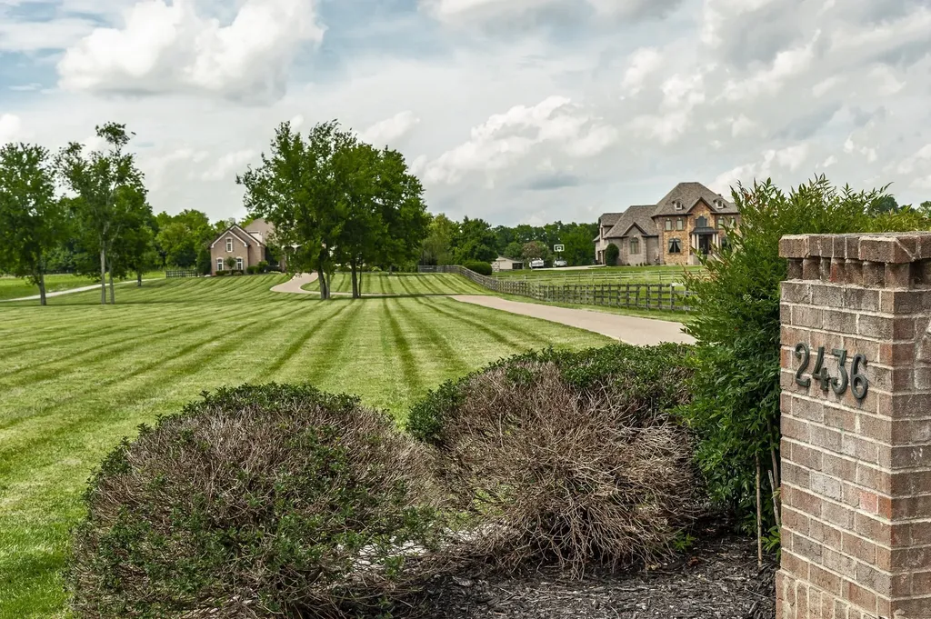 2436 Long Hollow Pike Hendersonville TN 37075