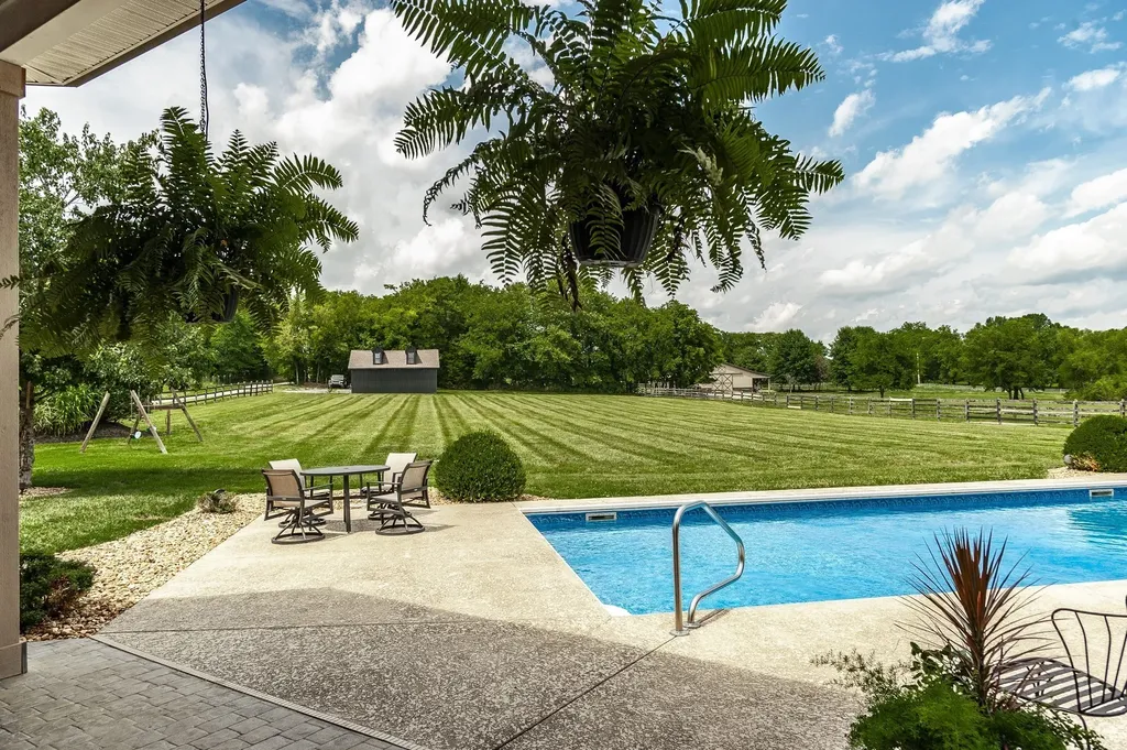 2436 Long Hollow Pike Hendersonville TN 37075