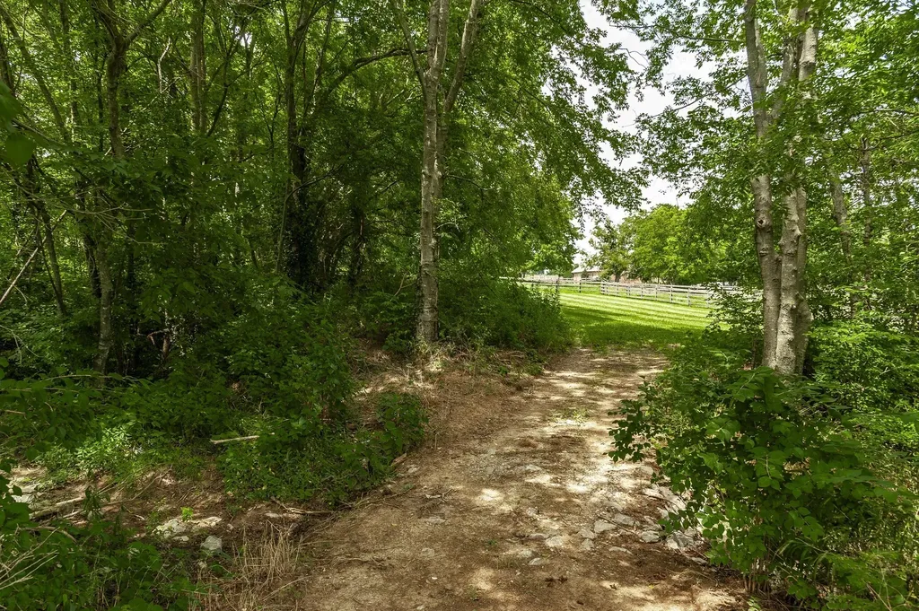 2436 Long Hollow Pike Hendersonville TN 37075