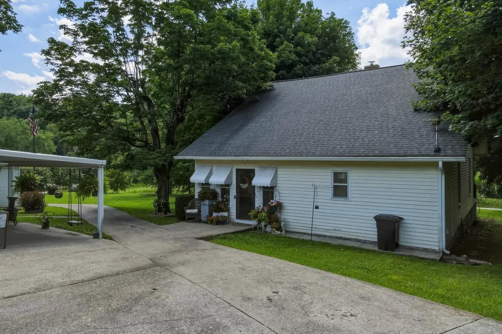 8157 Highway 49, E Springfield TN 37172