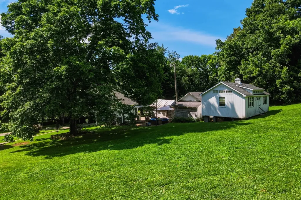 8157 Highway 49, E Springfield TN 37172