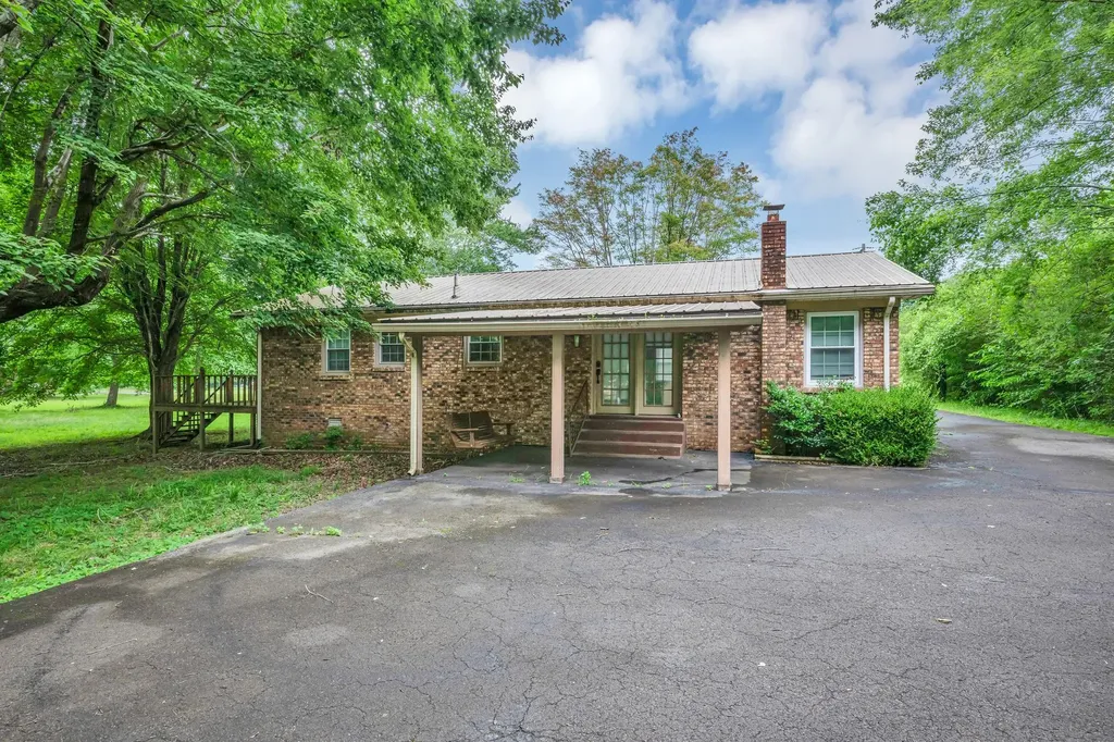 100 Kennel Road Dickson TN 37055