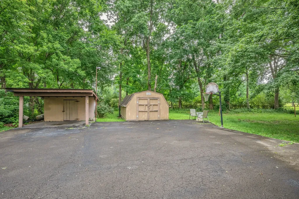 100 Kennel Road Dickson TN 37055