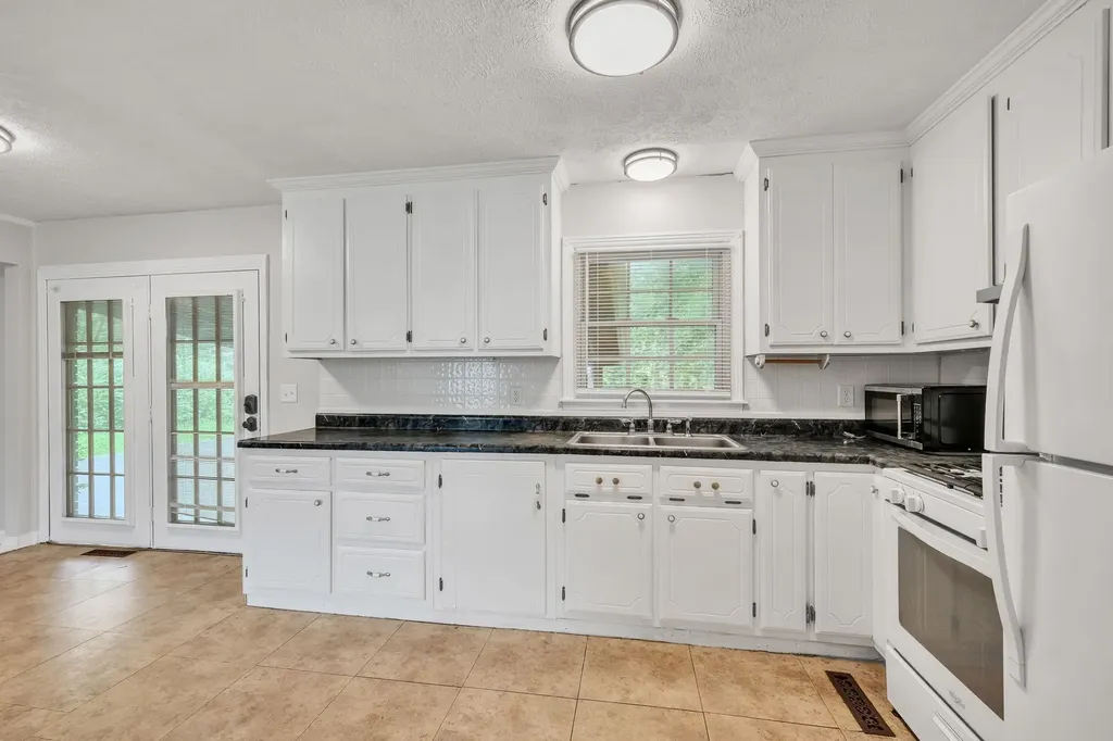 100 Kennel Road Dickson TN 37055