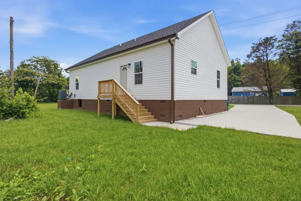 209 Armstrong Street Waverly TN 37185