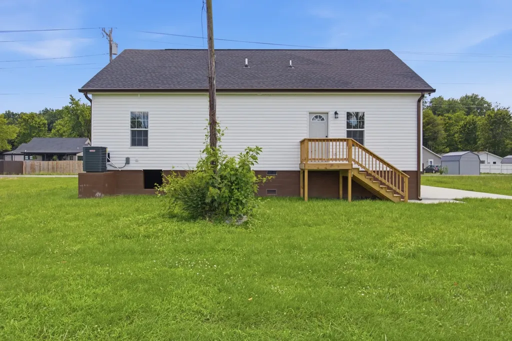 209 Armstrong Street Waverly TN 37185
