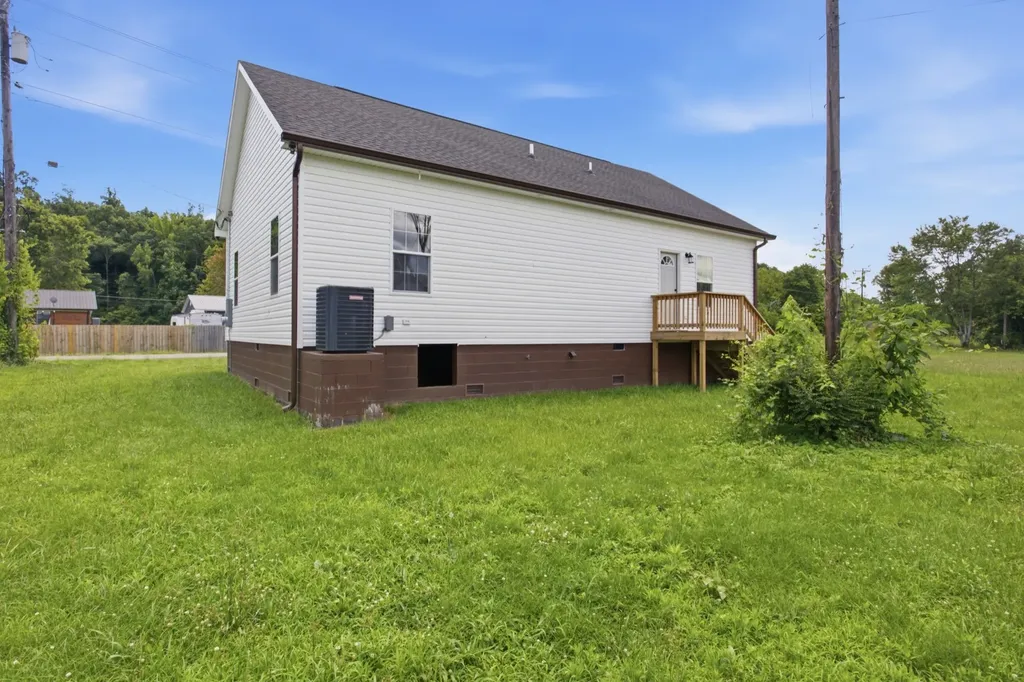 209 Armstrong Street Waverly TN 37185